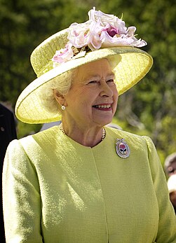 La reine Élisabeth II lors d'une visite au NASA Goddard Space Flight Center, en 2007. (définition réelle 1 488 × 2 060)
