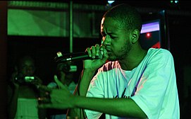 G1 - Emicida faz homenagem ao rap brasileiro em seu show no SWU - notícias  em SWU 2011