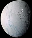 Imagen de Encelado, por lo que la superficie se asemeja a una bola de nieve con surcos y cráteres.