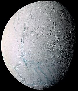 Kosmosesondi Cassini-Huygens tehtud fotodest kokku pandud pilt Enceladusest (muudetud värvides).