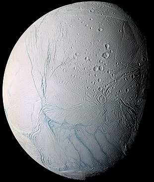 Mosaik des Enceladus in Falschfarben aus Bildern der Raumsonde Cassini