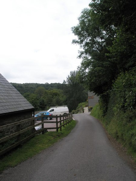 File:End of road to Tarr Farm - geograph.org.uk - 926130.jpg