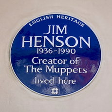 English Heritage blue plaque at Jim Henson's former home (close).png