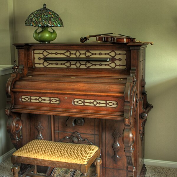 File:Estey pump organ & Stradivarius copy from the 17th century - Duet (HDR).jpg