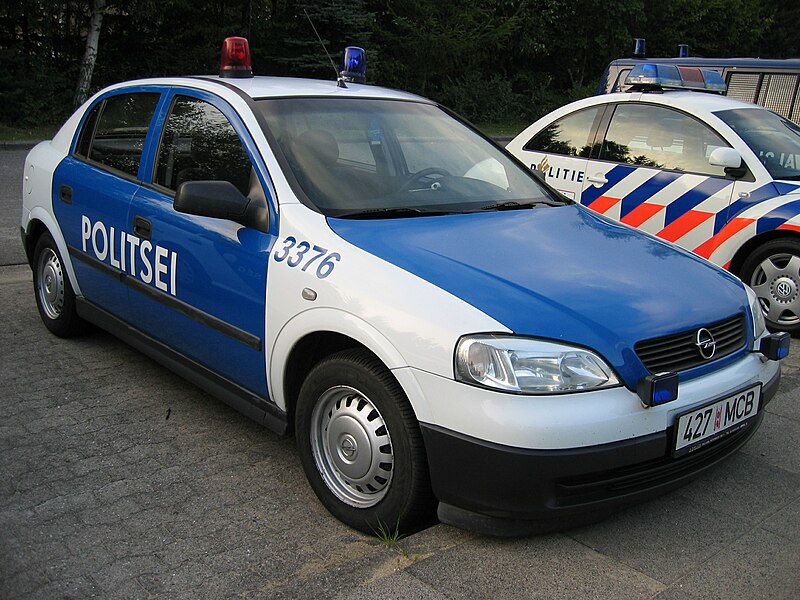 File:Estonian police car, September 2003.jpg