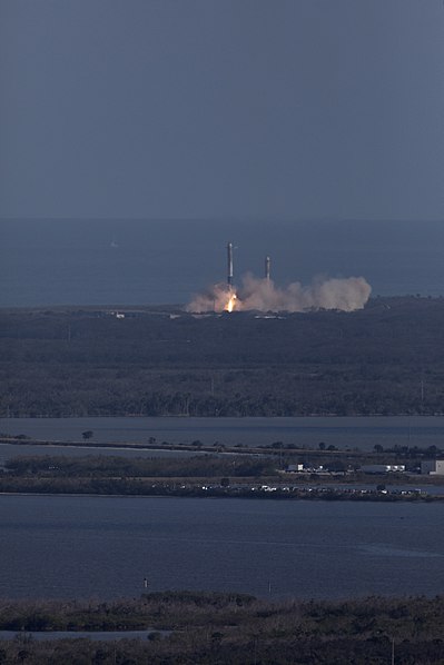 File:Falcon Heavy side boosters landing at KSC 03.jpg