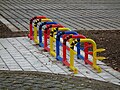 Farbenfrohe Fahrradständer Kindergarten Otting.JPG