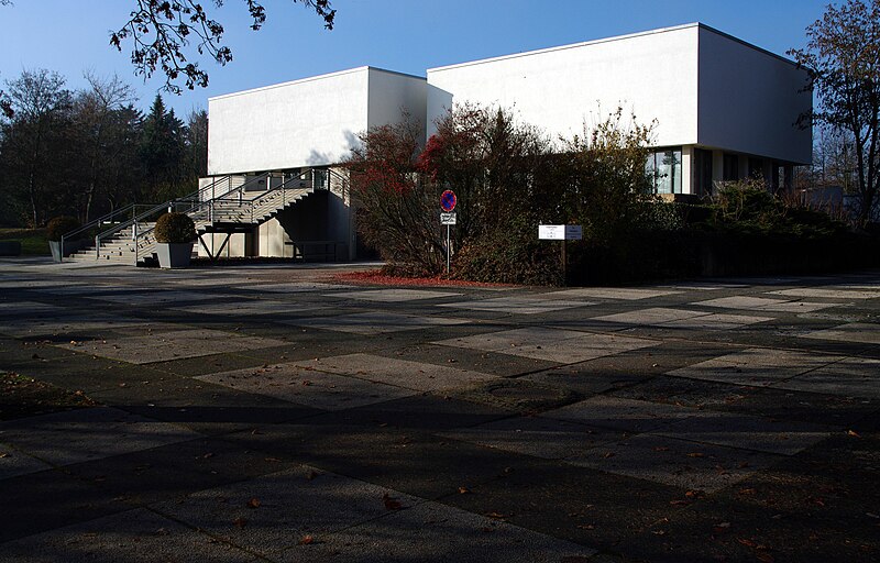 File:Feierhalle Hauptfriedhof Erfurt 2.jpg