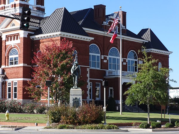 Monroe County Courthouse and Confederate monument in Forsyth