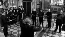 Флавио Колуссо dirige il coro polifonico.png