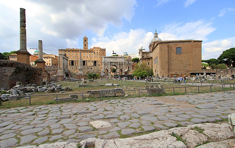 File:Foro Romano, Arco di Settimio Severo e, a destra, Curia Iulia, sede del Senato Romano - panoramio.jpg