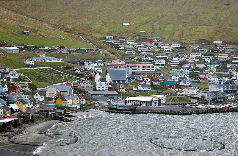 File:Fuglafjordur, Faroe Islands, beach.jpg