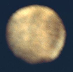 Måne Ganymedes: Nomenklatur, Omløp og rotasjon, Fysiske egenskaper
