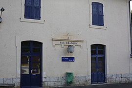 Détail de la façade, avec l'ancienne dénomination « Roc-Amadour ».