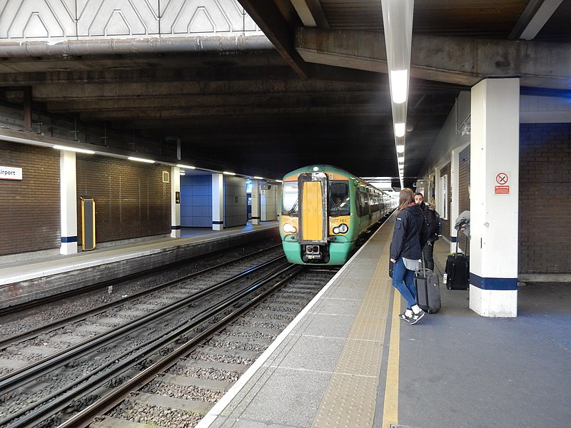 File:Gatwick Airport stn platform 4 look south with unit 377161.jpg