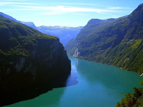 נורווגיה מוכרת בפיורדים המרהיבים שלה. בתמונה ייראנגרפיורד, שיחד עם נרייפיורד הם אתרי מורשת עולמית.