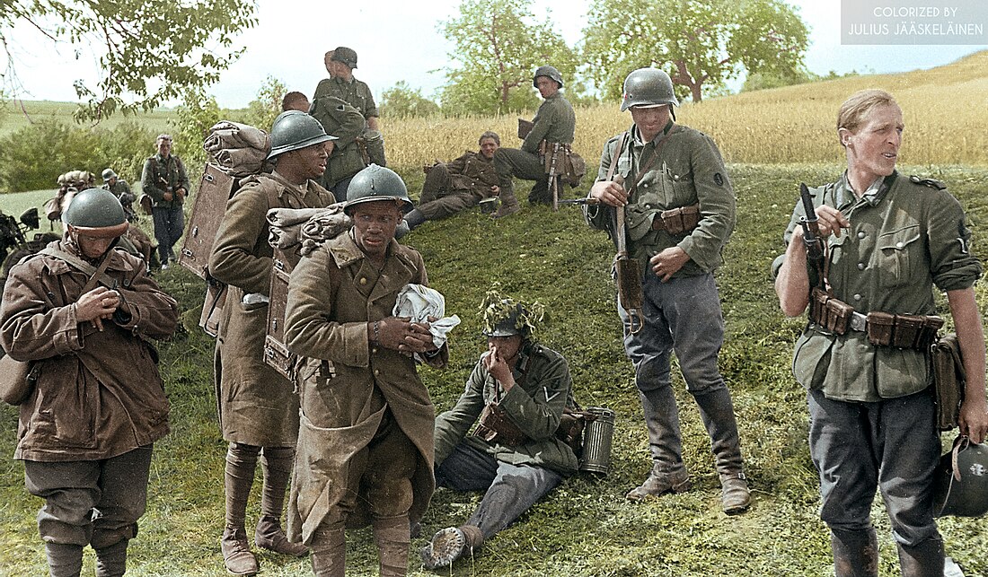 File:German soldiers with French POWs, Maine France, June 1940. (32709649747).jpg