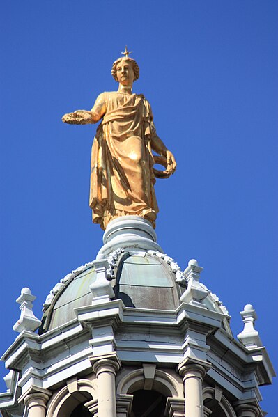 File:Golden statue of Fame on top of the main dome, Bank of Scotland Head Office, Edinburgh.JPG