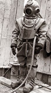 <span class="mw-page-title-main">Standard diving dress</span> Copper helmet with rubberised canvas diving suit and weighted boots