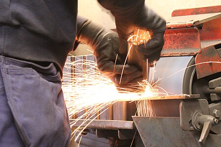 Grinding square profiles lined up in the background.