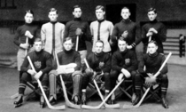 Group photo of the 1910–1911 West Point ice hockey team.png