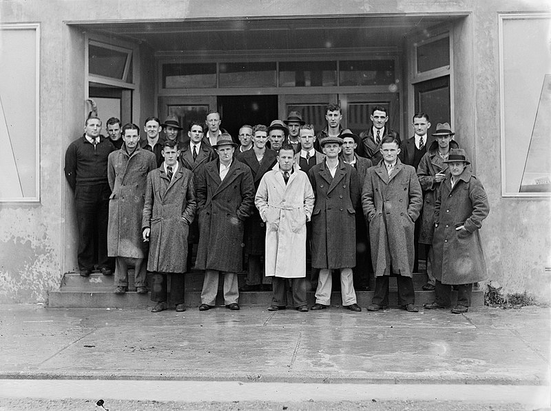 File:Group portrait of men in front of a building (AM 80229-1).jpg