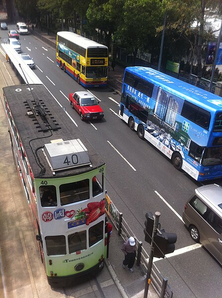 File:HK Causeway Bay footbridge view 03 銅羅灣道 Causeway Road Tram top roof March-2012.jpg