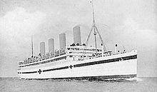 Le paquebot Aquitania peint en blanc, en livrée de navire hôpital