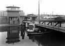 Mariniersbrug met links het toen pas-gebouwde seinhuis van de N.S. - foto uit collectie De Pater, 1938