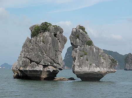 Tập_tin:Ha_Long_bay_The_Kissing_Rocks.jpg