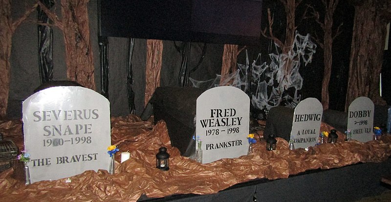 File:Harry Potter gravestones at The Wall (43262878275).jpg
