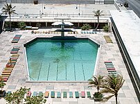 La piscine de l'hôtel en 1973.