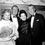 John Wayne med James Stewart, Rosalind Russell och Irene Dunne vid premiären på Så vanns vilda västern 1962.