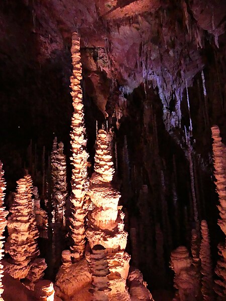 File:Hures-la-Parade aven Armand stalagmites (8).jpg