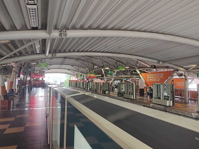 File:Imbi Monorail Station platform (211030).jpg