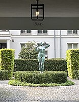 Innenhof Quirinstraße 15, Bronzestatue, Düsseldorf-Oberkassel.jpg