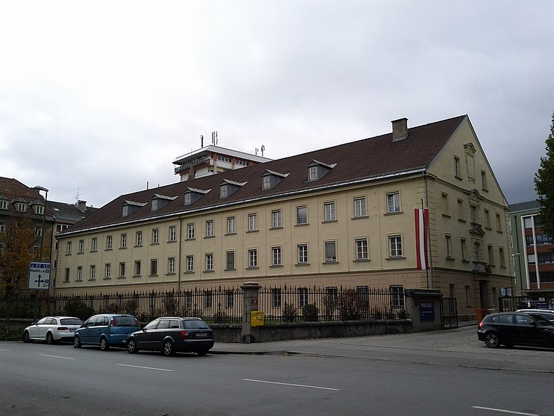 File:Innsbruck-Innrain34.jpg