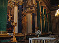 Colunas verdes de malaquita e azuis de lápis-lazúli na catedral de São Isaac, em São Petersburgo, na Rússia