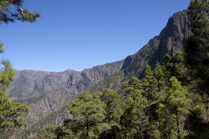 File:Inside the Caldera de Taburiente 6 (5489408372).jpg