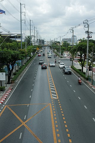 <span class="mw-page-title-main">Itsaraphap Road</span> Street in Bangkok, Thailand