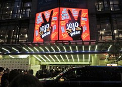 Eingang eines Theaters mit dem oben gezeigten Plakat des Films.