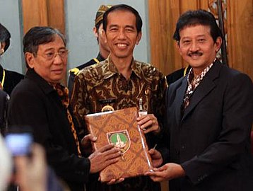 Jokowi bersama dengan Sinuhun Pakubuwana XIII Raja Surakarta.