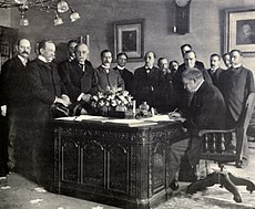 Jules Cambon signs Treaty of Paris, 1899.JPG