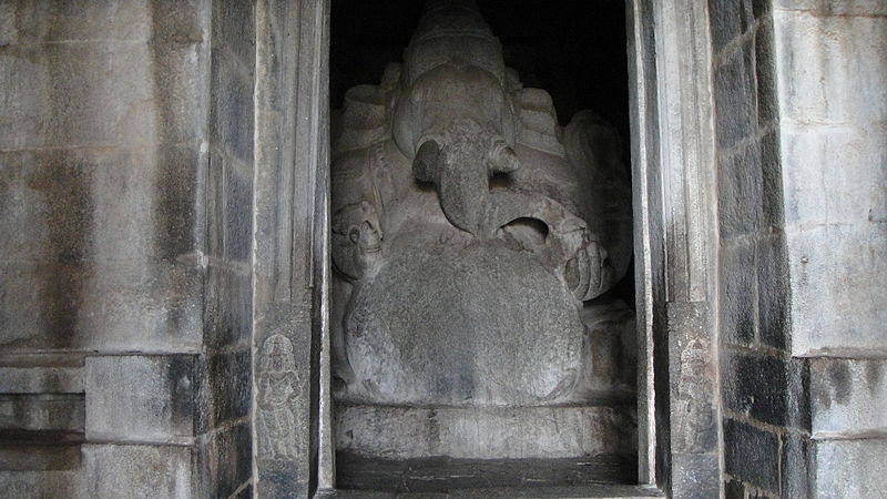 File:Kadalekalu Ganesa, Hampi.JPG