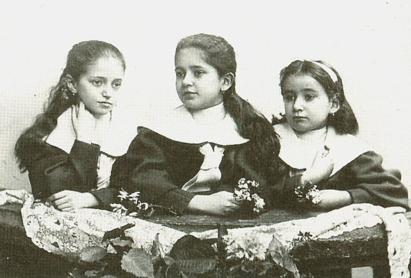 Franz Kafka's sisters as children, from the left Valli, Elli, Ottla