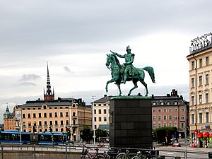 Karl XIV Johans staty med Kornhamnstorg i bakgrunden.