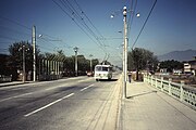 カトマンズ郊外を走るトロリーバス（1985年撮影）
