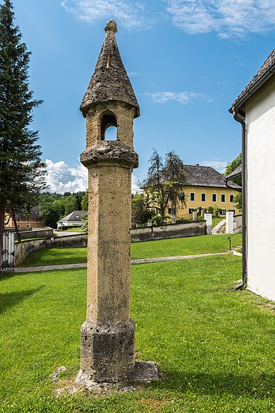 File:Keutschach ehemaliger Kirchhof Totenleuchte SO-Ansicht 03062017 8995.jpg