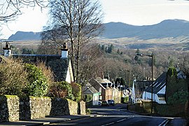 Ortsansicht, im Hintergrund die Campsie Fells