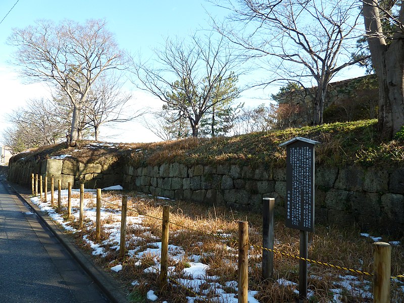 File:Komatsu castle ishigaki.JPG